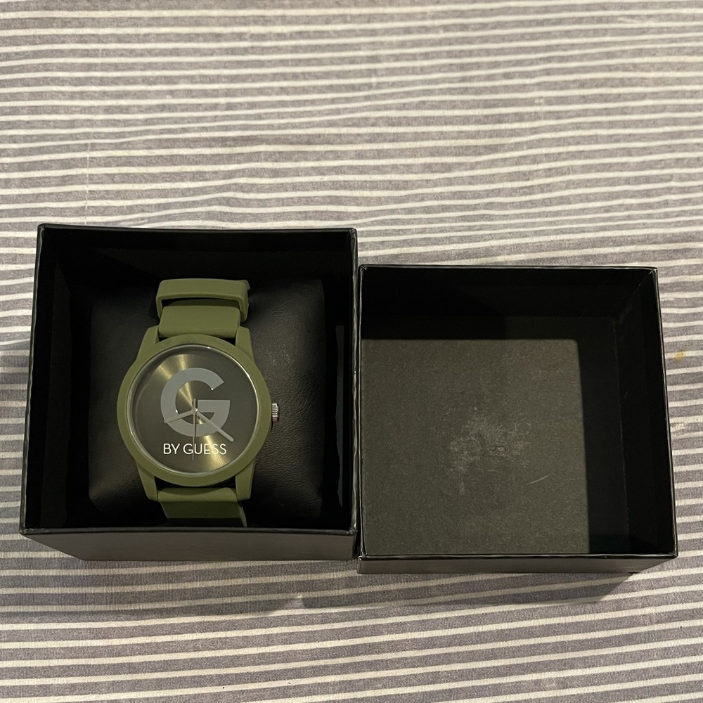Guess women watch